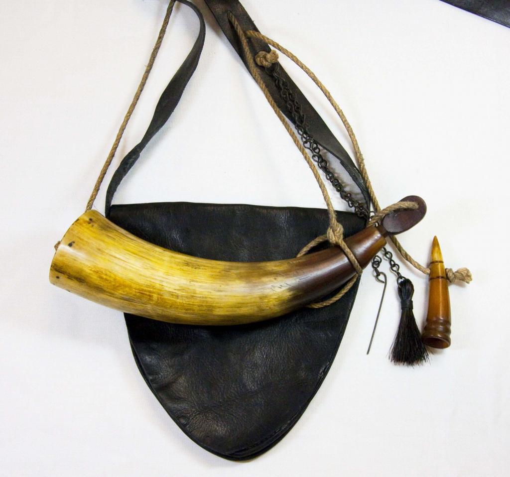 Horn #3 - Bag #8 -  A plain southern powder horn attached by linen cord to a Southern heart shaped shot pouch.