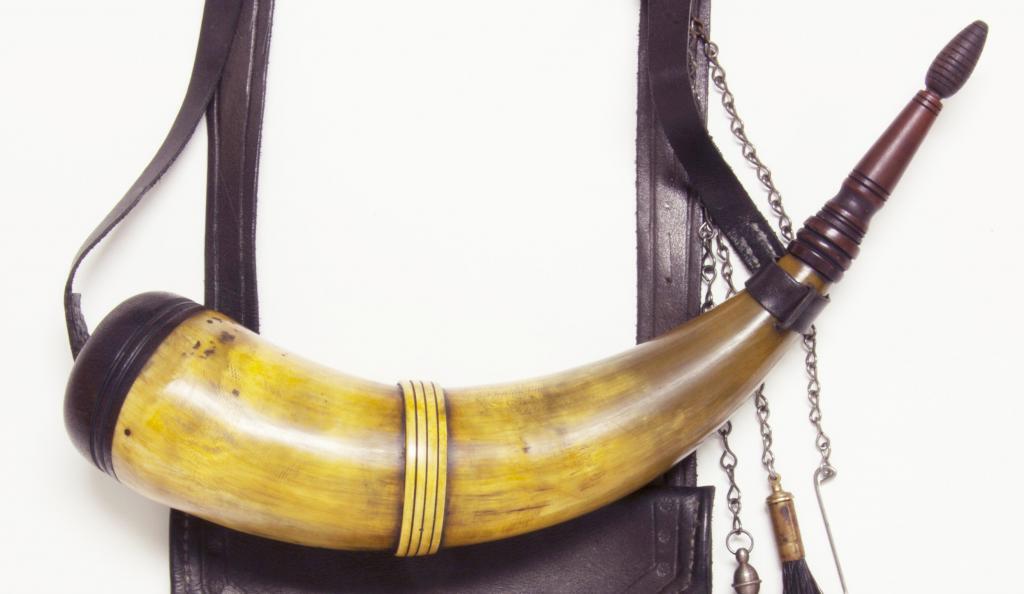 Side view of single banded, screw-tip powder horn