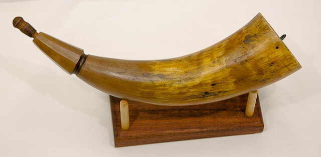 Plain southern powder horn with octagonal shaped tip.