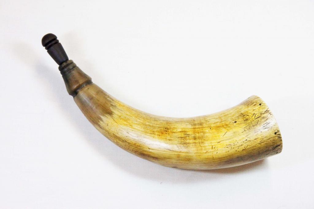 Horn #4 - Plain southern powder horn, 10 3/4" outside curve, 2 1/2" dia. base plug