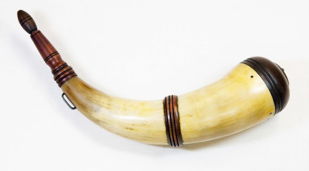 Horn #5 - Outside curve of small Virginia screw-tip powder horn with single band.